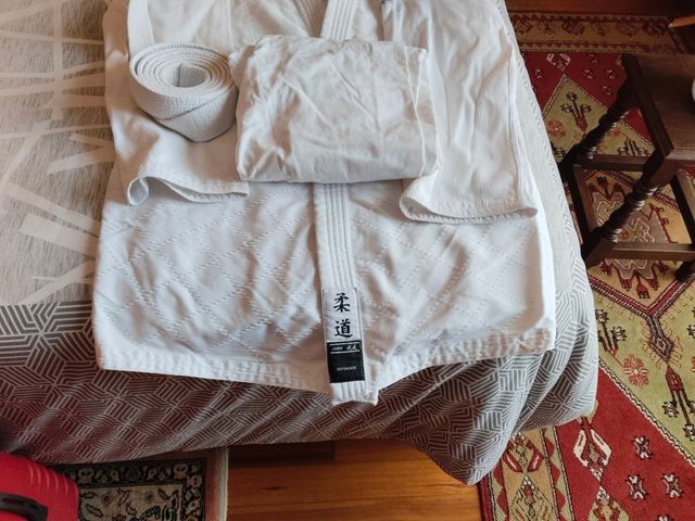 Equipo Judo Aikido con Cinturón Blanco