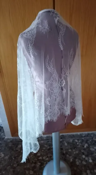 Mantilla de encaje blanca