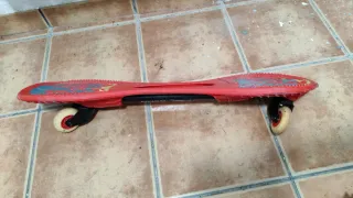 Monopatín de 2 ruedas rojo