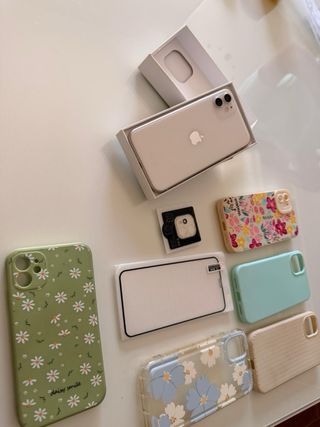 iPhone 11 + fundas + protectores