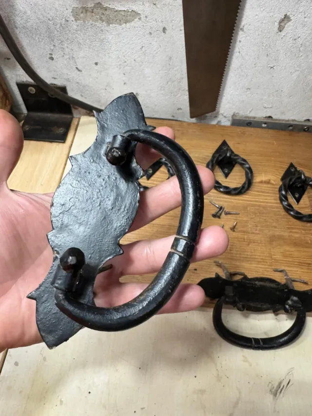 Tiradores de forja artesanales