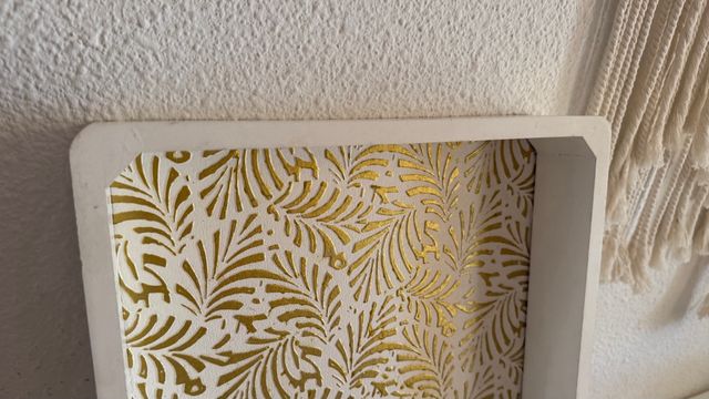 Vassoio decorativo in legno dorato e bianco