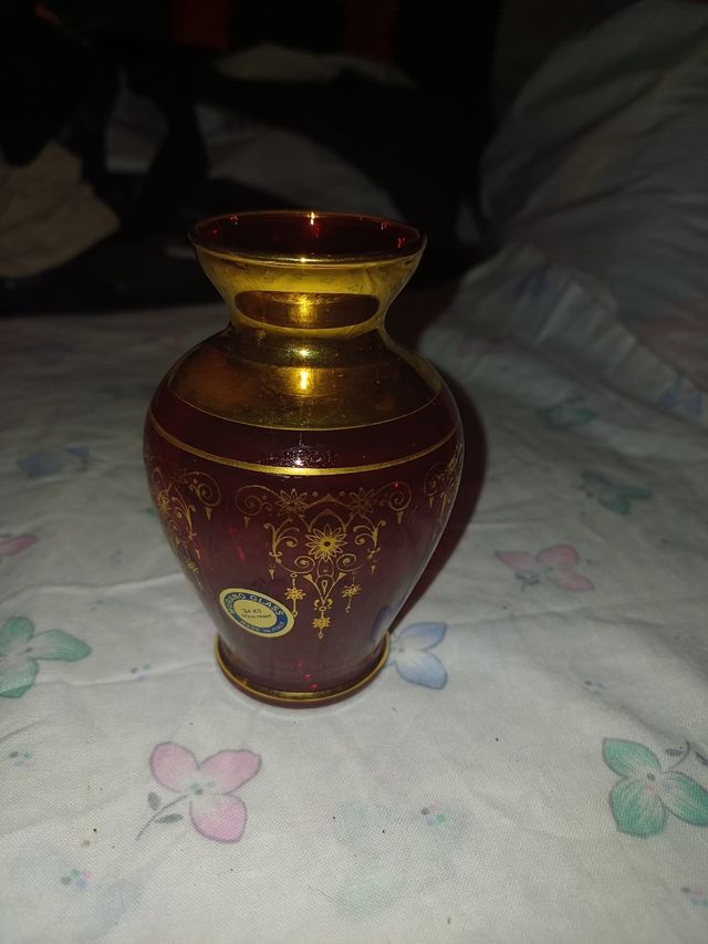 Mini-vaso de vidro dourado e vermelho