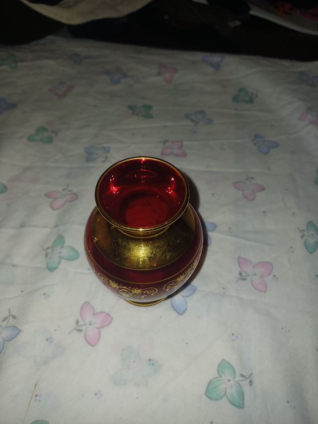 Mini-vaso de vidro dourado e vermelho
