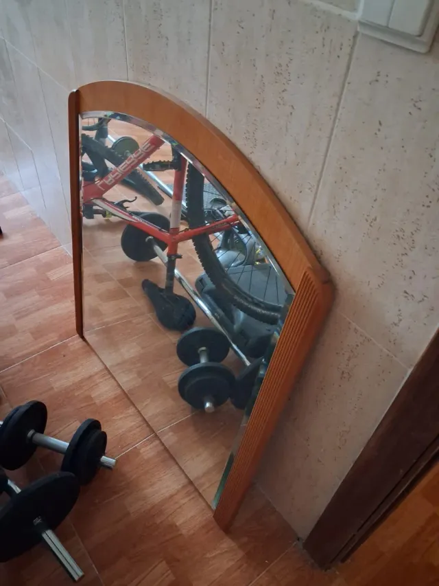 Espejo de madera con marco curvo