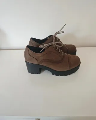 Zapatos de cordones marrones