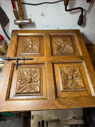 Puerta antigua de madera tallada