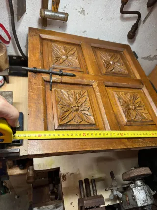 Puerta antigua de madera tallada
