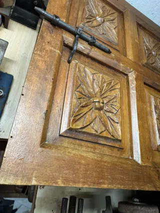 Puerta antigua de madera tallada