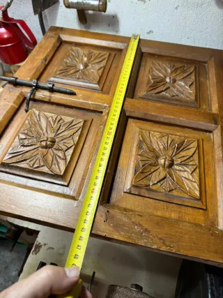Puerta antigua de madera tallada
