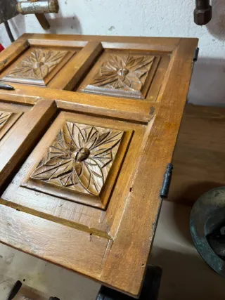 Puerta antigua de madera tallada