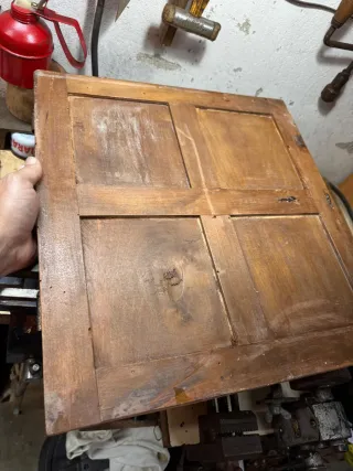 Puerta antigua de madera tallada