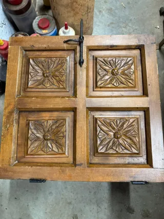 Puerta antigua de madera tallada