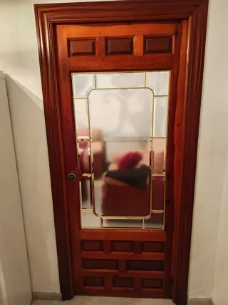 Puerta de madera con cristal