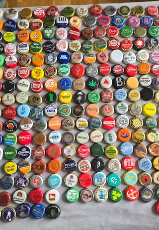 Lotto 470 piatti per bibite analcoliche provenienti da vari paesi