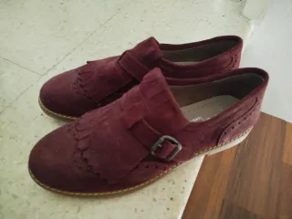 Mocasines burdeos de ante con flecos