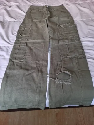 Pantalón cargo verde desgastado