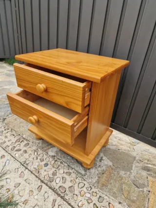 Mesita de noche de madera