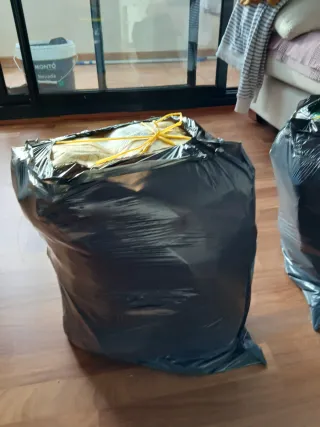 Ropa usada en bolsa negra
