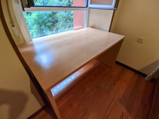 Escritorio de madera claro