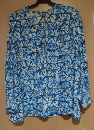 Blusa estampada azul y blanca