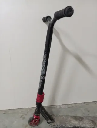 Patinete Negro con Ruedas Rojas