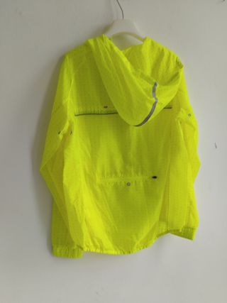 Cortavientos running amarillo neón
