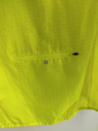 Cortavientos running amarillo neón
