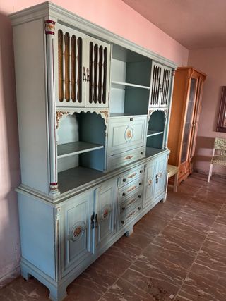 Mueble antiguo madera y cristal y mesa comedor