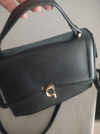 Bolso negro mano o colgar