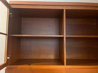 Vitrina de madera con puertas de cristal