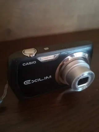 Cámara Casio Exilim Negra y Plateada