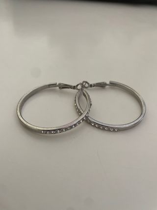 Aros plateados con pedrería