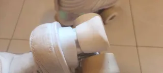 Patines blancos con detalles iridiscentes