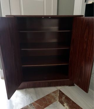 Scarpiera in legno con ripiani
