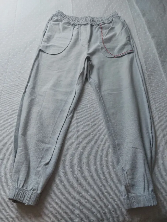 Pantalón chándal Tiffosi gris.
Tiene un bolsillo c