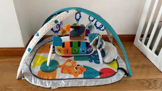 Attività in palestra, pianoforte per bambini e giocattoli 
