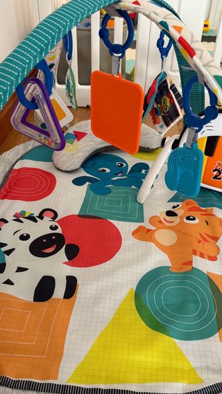 Attività in palestra, pianoforte per bambini e giocattoli 