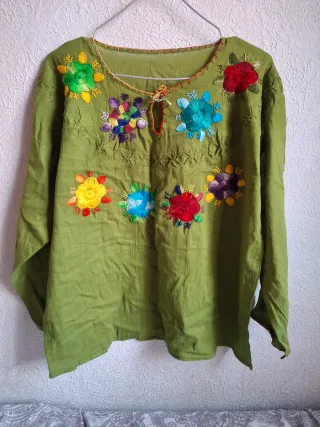 Playera bordada flores multicolor