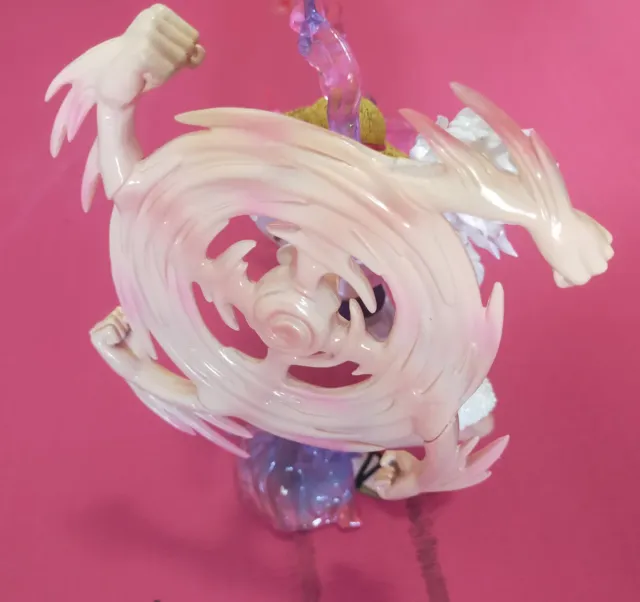 Figura de Luffy en su Gear 5 de One Piece.