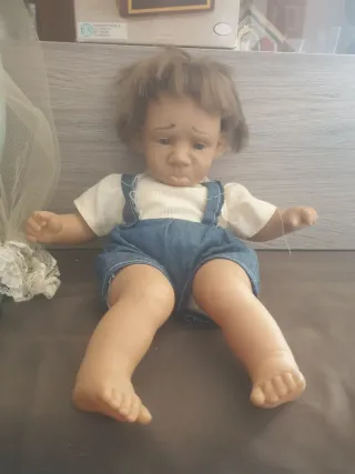 Muñeco bebé haciendo pucheros