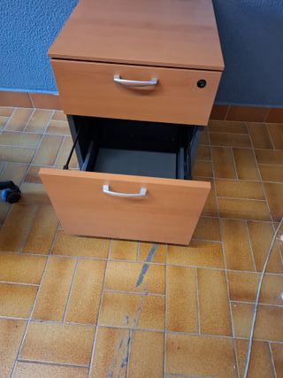 Mesa de oficina madera y metal. Con cajonera