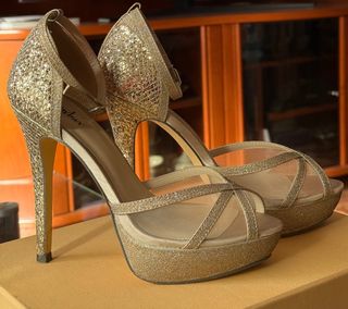 Zapatos de fiesta dorados con brillos
