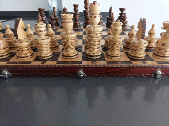 Ajedrez de madera con cobre