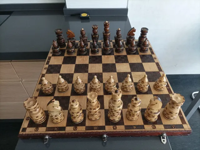 Ajedrez de madera con cobre