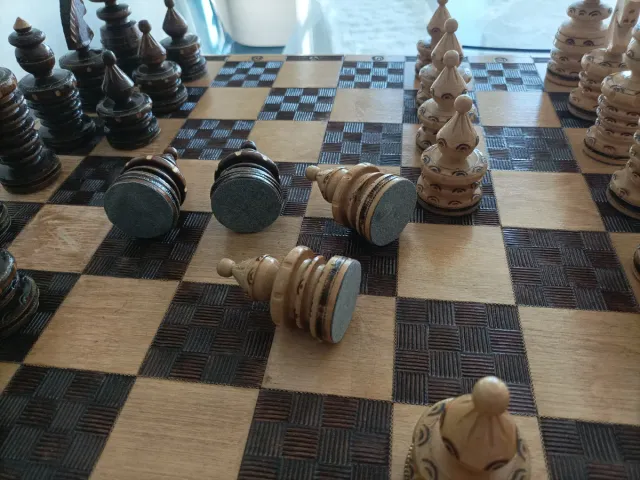 Ajedrez de madera con cobre