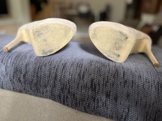 Zapatos de ante beige tacón alto