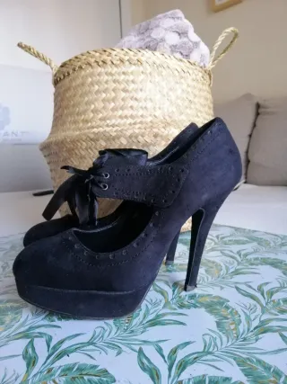 Zapatos de tacón de ante. Negros con lazo