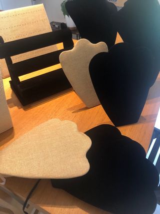 Expositores Bisutería Beige y Negro