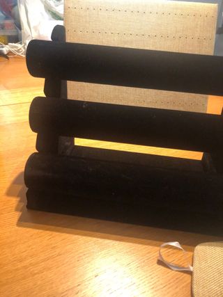 Expositores Bisutería Beige y Negro